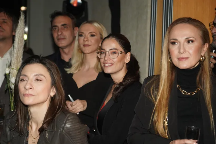 Priča se da ju partner vara s osobom koja ga sad ucjenjuje, a ona zbog svega zavr&scaron;ila u bolnici