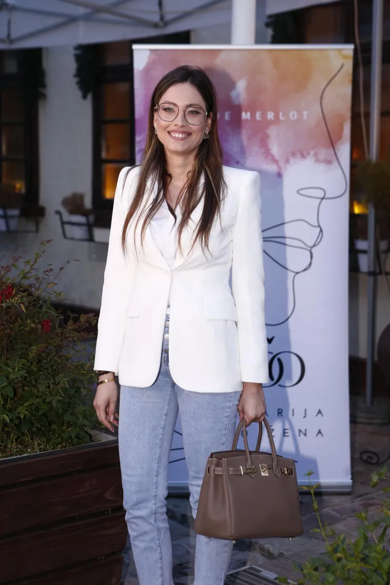 Priča se da ju partner vara s osobom koja ga sad ucjenjuje, a ona zbog svega zavr&scaron;ila u bolnici