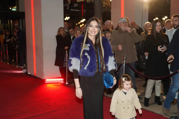 Priča se da ju partner vara s osobom koja ga sad ucjenjuje, a ona zbog svega zavr&scaron;ila u bolnici