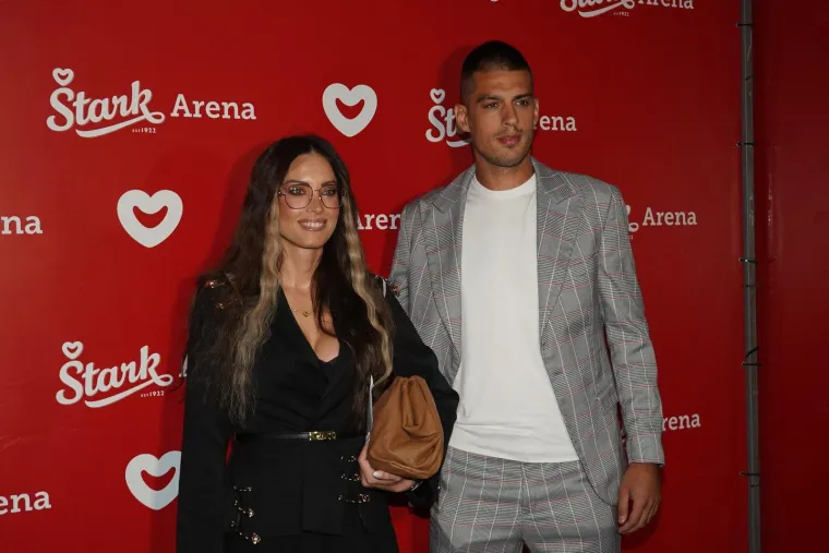 Priča se da ju partner vara s osobom koja ga sad ucjenjuje, a ona zbog svega završila u bolnici