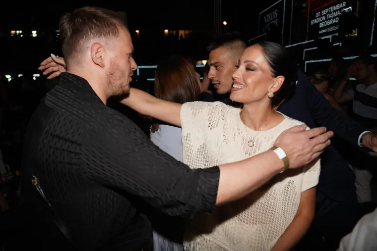 Priča se da ju partner vara s osobom koja ga sad ucjenjuje, a ona zbog svega zavr&scaron;ila u bolnici