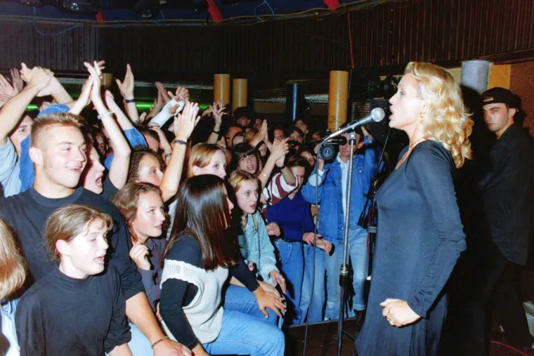 Zaboravljene fotografije Nine Badrić i Vanne stare 30 godina iz lokalne diskoteke