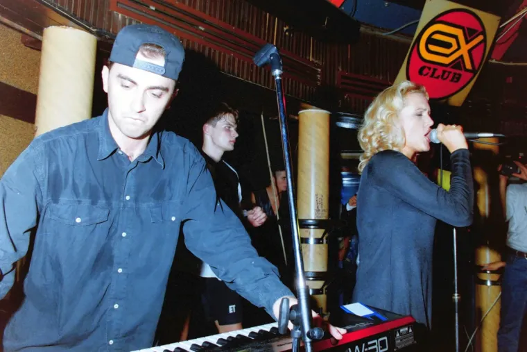 Zaboravljene fotografije Nine Badrić i Vanne stare 30 godina iz lokalne diskoteke