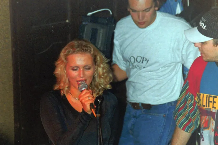 Zaboravljene fotografije Nine Badrić i Vanne stare 30 godina iz lokalne diskoteke