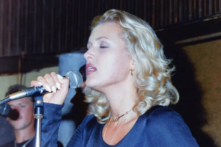 Zaboravljene fotografije Nine Badrić i Vanne stare 30 godina iz lokalne diskoteke