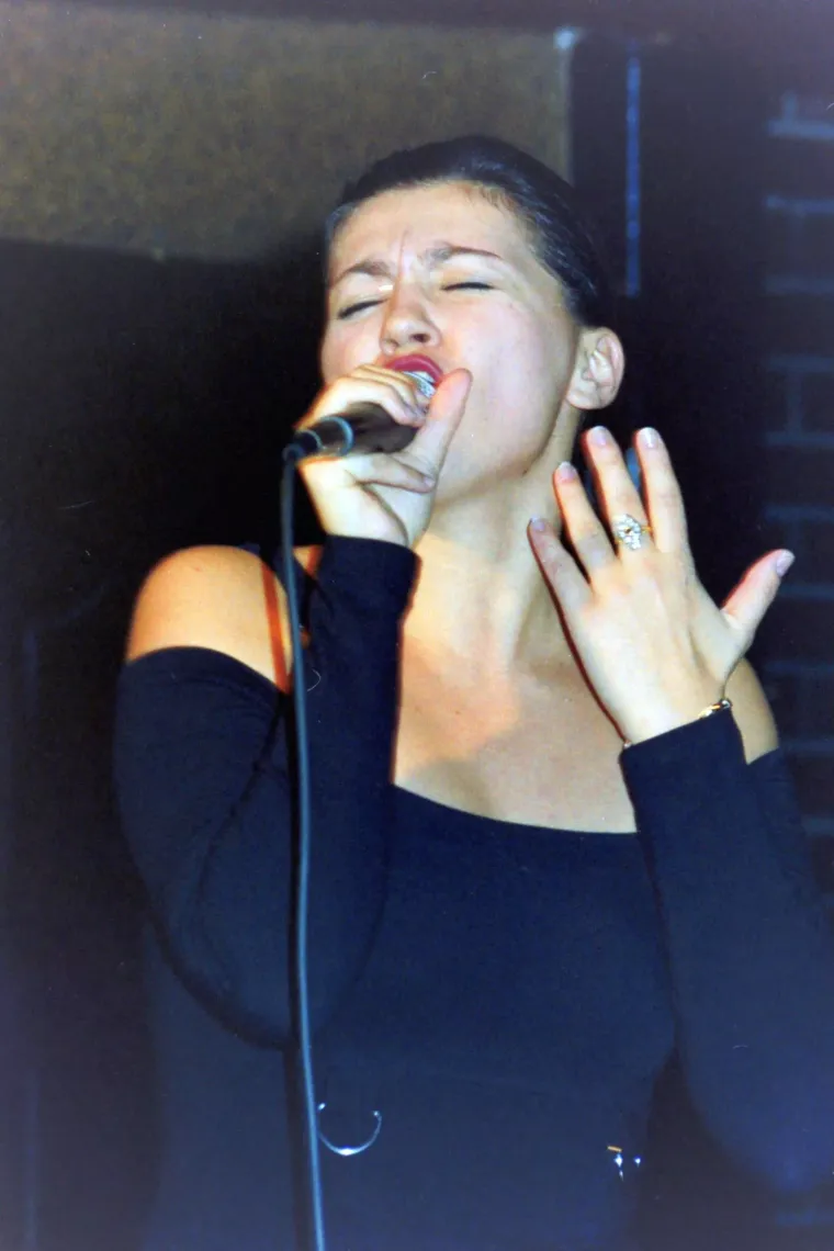 Zaboravljene fotografije Nine Badrić i Vanne stare 30 godina iz lokalne diskoteke