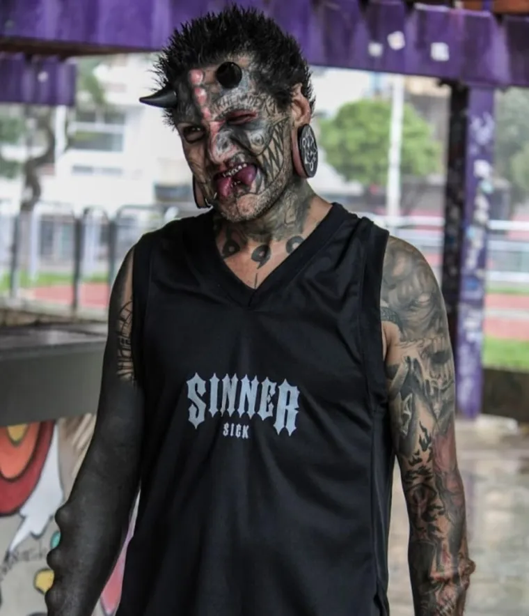 Vidite li mili pogled ovog slatkog dječaka? Danas mu se ljudi zgražaju zbog demonskog izgleda