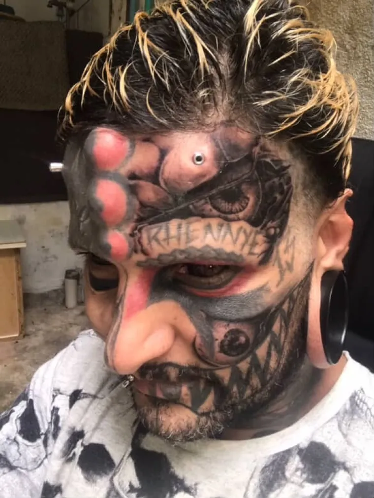 Vidite li mili pogled ovog slatkog dječaka? Danas mu se ljudi zgražaju zbog demonskog izgleda