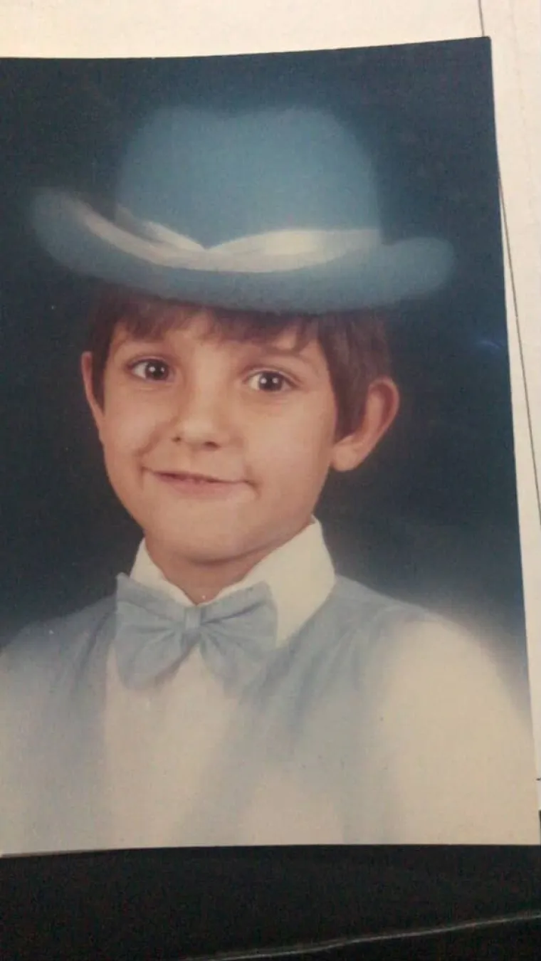 Vidite li mili pogled ovog slatkog dječaka? Danas mu se ljudi zgražaju zbog demonskog izgleda