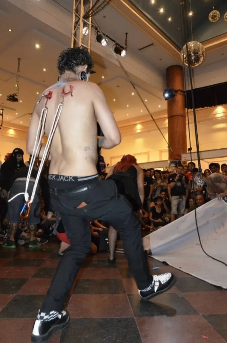 Vidite li mili pogled ovog slatkog dječaka? Danas mu se ljudi zgražaju zbog demonskog izgleda