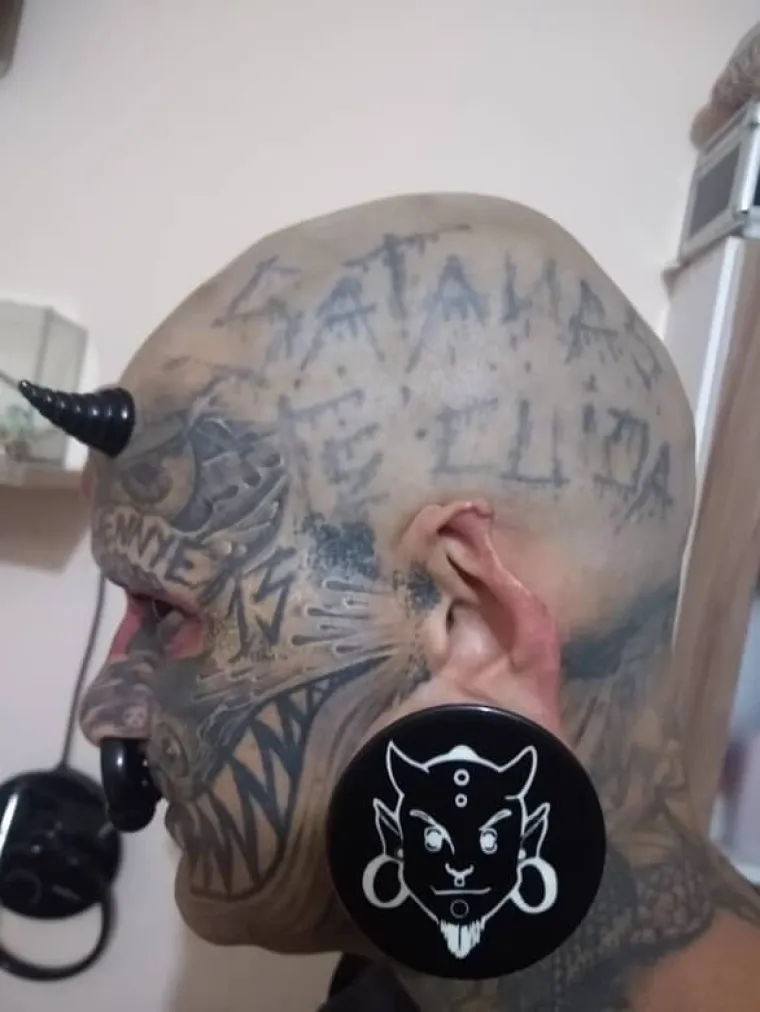 Vidite li mili pogled ovog slatkog dječaka? Danas mu se ljudi zgražaju zbog demonskog izgleda