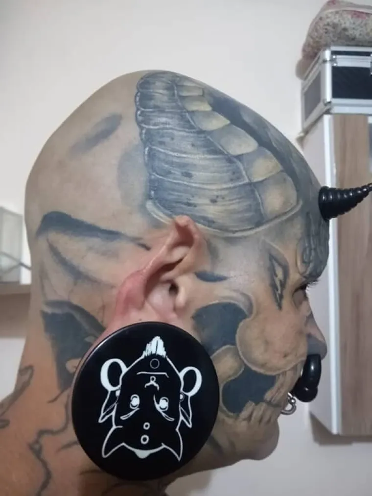 Vidite li mili pogled ovog slatkog dječaka? Danas mu se ljudi zgražaju zbog demonskog izgleda