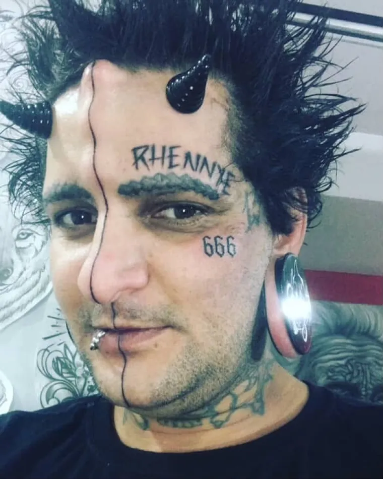 Vidite li mili pogled ovog slatkog dječaka? Danas mu se ljudi zgražaju zbog demonskog izgleda