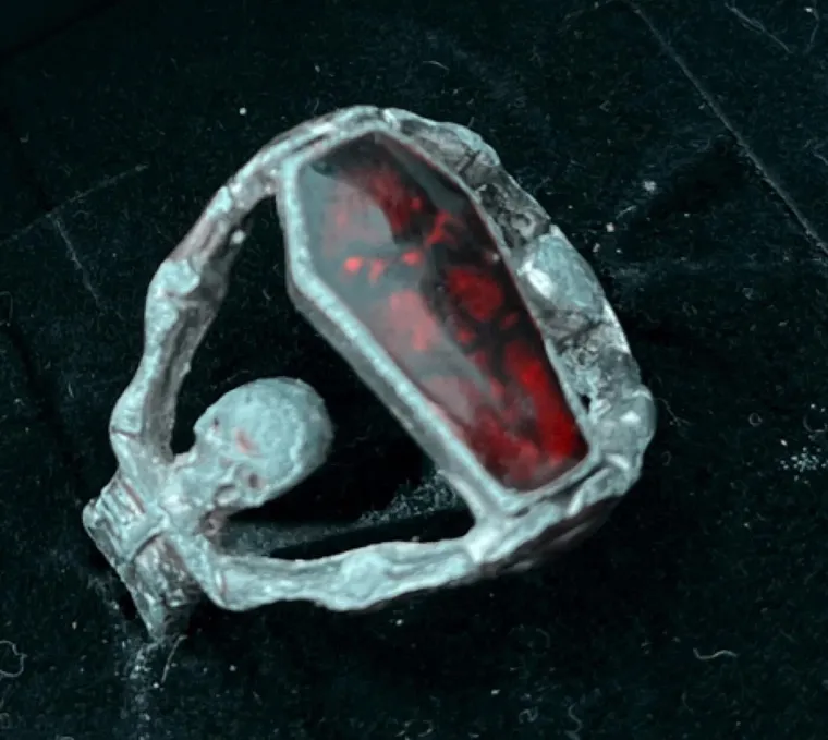 Lutka joj uni&scaron;tava život, ali sada ima jo&scaron; ukletih stvari: Jedan od njih navodno donosi smrt