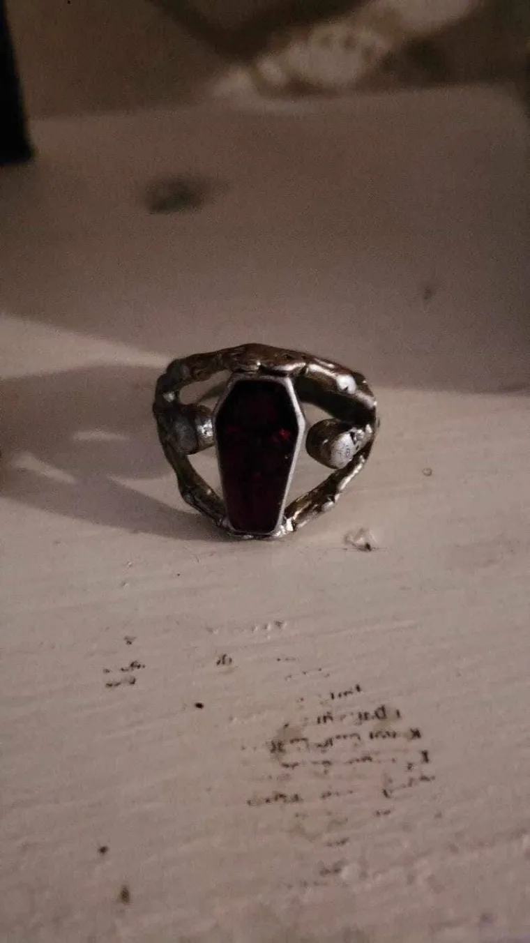 Lutka joj uni&scaron;tava život, ali sada ima jo&scaron; ukletih stvari: Jedan od njih navodno donosi smrt