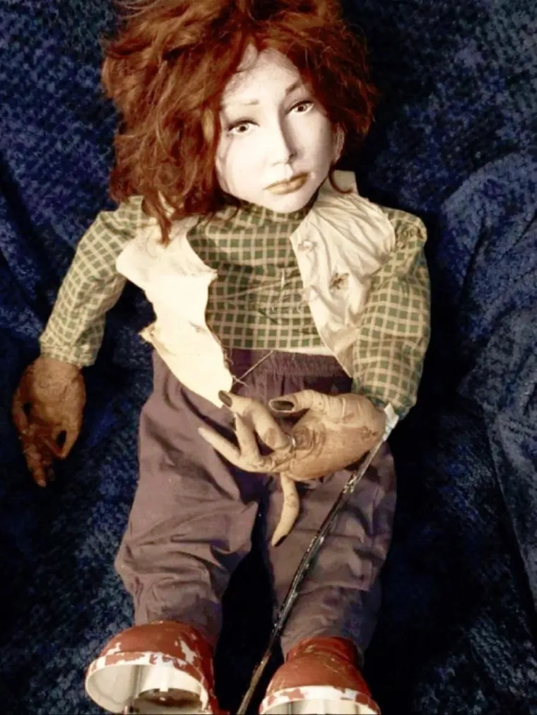 Lutka joj uni&scaron;tava život, ali sada ima jo&scaron; ukletih stvari: Jedan od njih navodno donosi smrt