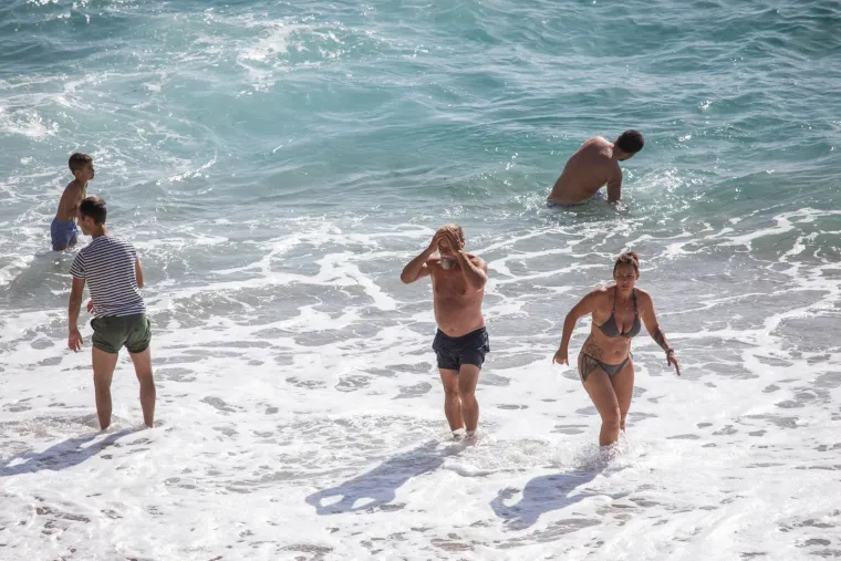 Oluja u Zagrebu, a u Dubrovniku vruće scene: Pažnju privukla dama u bikiniju