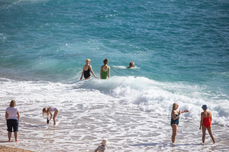 Oluja u Zagrebu, a u Dubrovniku vruće scene: Pažnju privukla dama u bikiniju