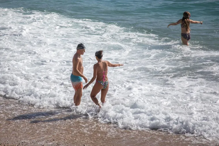 Oluja u Zagrebu, a u Dubrovniku vruće scene: Pažnju privukla dama u bikiniju