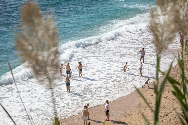 Oluja u Zagrebu, a u Dubrovniku vruće scene: Pažnju privukla dama u bikiniju