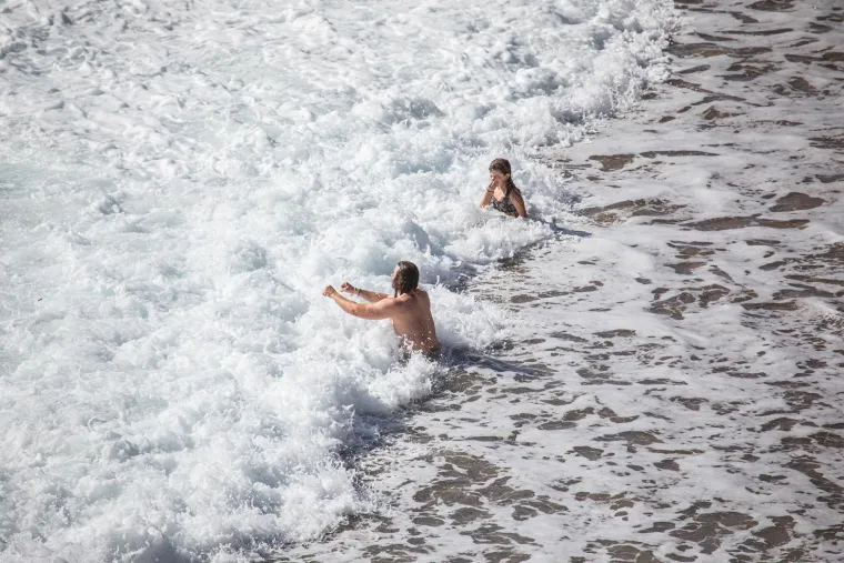Oluja u Zagrebu, a u Dubrovniku vruće scene: Pažnju privukla dama u bikiniju