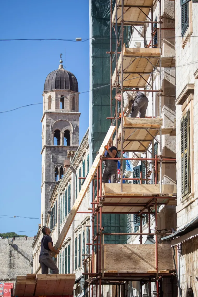 Oluja u Zagrebu, a u Dubrovniku vruće scene: Pažnju privukla dama u bikiniju