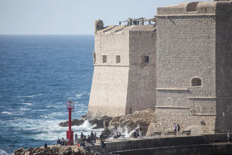 Oluja u Zagrebu, a u Dubrovniku vruće scene: Pažnju privukla dama u bikiniju