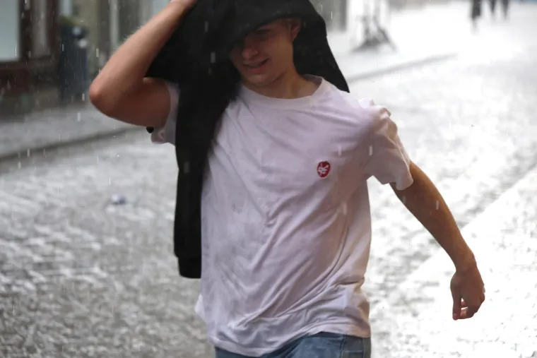 Brzo i žestoko: Tuča veličine lje&scaron;njaka poharala hrvatsku metropolu