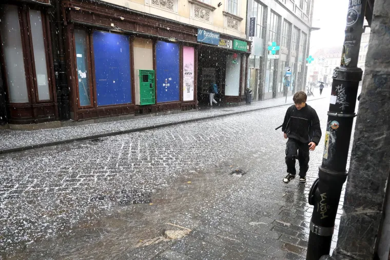 Brzo i žestoko: Tuča veličine lje&scaron;njaka poharala hrvatsku metropolu