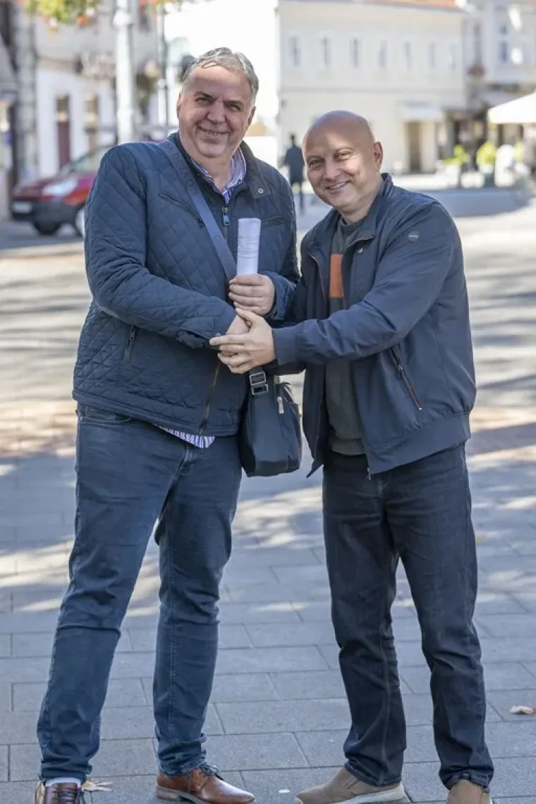 Ovako ne&scaron;to rijetko se viđa u Karlovcu: Plavu&scaron;a i brineta očarale prolaznike u centru grada