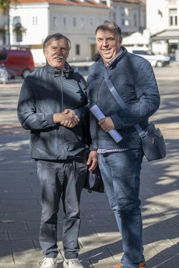 Ovako ne&scaron;to rijetko se viđa u Karlovcu: Plavu&scaron;a i brineta očarale prolaznike u centru grada