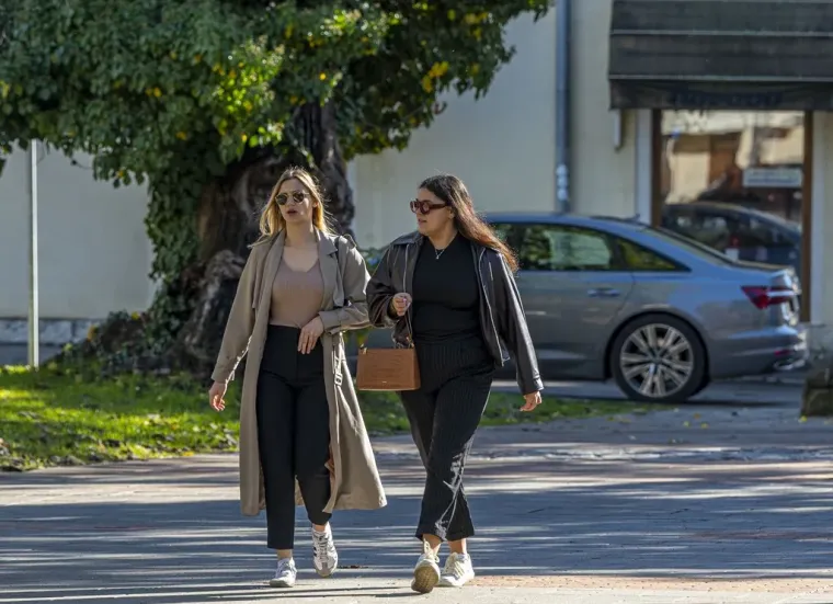 Ovako nešto rijetko se viđa u Karlovcu: Plavuša i brineta očarale prolaznike u centru grada