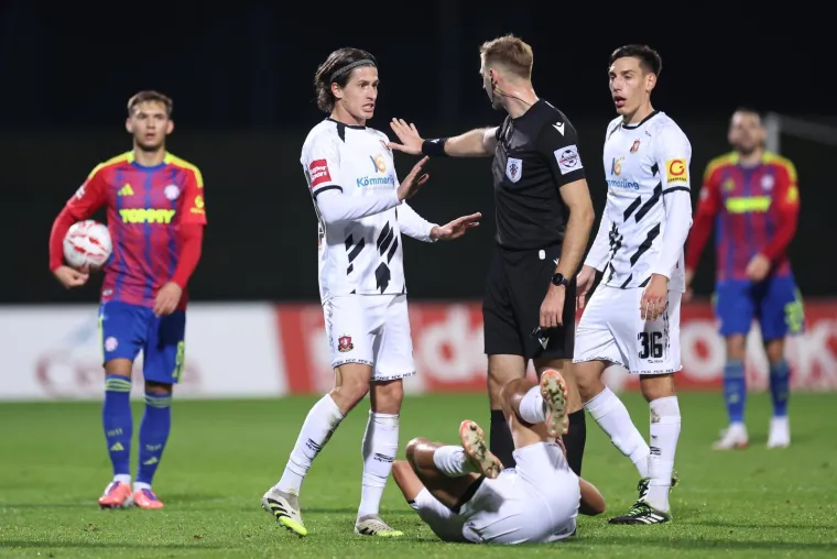 Ni rano gostovanje ih nije zaustavilo: Evo kako je Torcida odala počast hrvatskim herojima