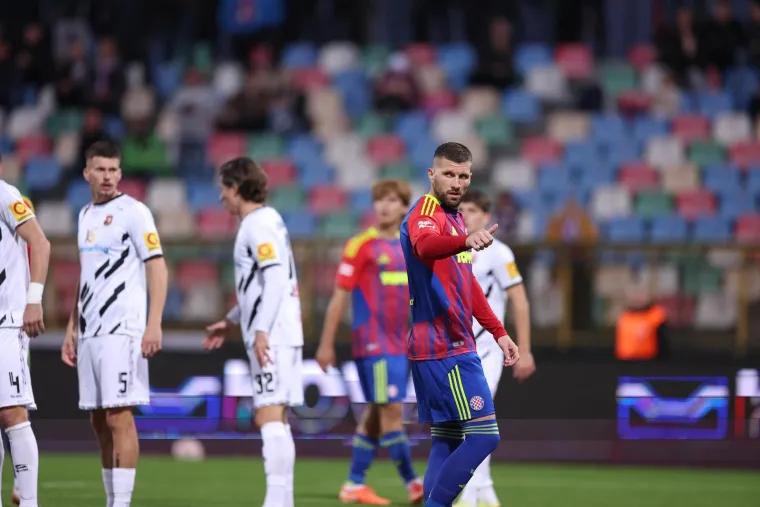 Ni rano gostovanje ih nije zaustavilo: Evo kako je Torcida odala počast hrvatskim herojima