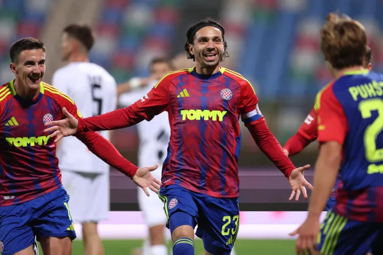 Ni rano gostovanje ih nije zaustavilo: Evo kako je Torcida odala počast hrvatskim herojima