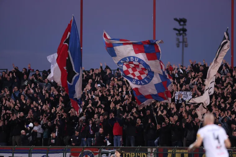 Ni rano gostovanje ih nije zaustavilo: Evo kako je Torcida odala počast hrvatskim herojima