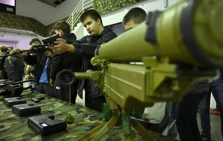 Hrvati isprobali kalašnjikove, puške i pištolje: Pogledajte kako je u vojarni 'Petar Zrinski'