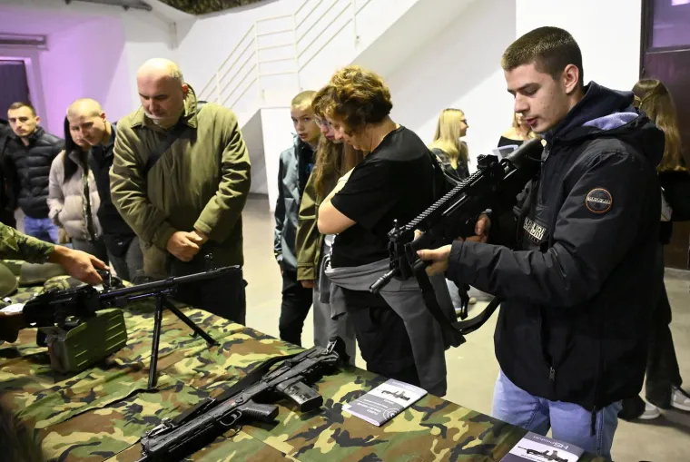 Hrvati isprobali kalašnjikove, puške i pištolje: Pogledajte kako je u vojarni 'Petar Zrinski'