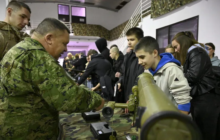 Hrvati isprobali kalašnjikove, puške i pištolje: Pogledajte kako je u vojarni 'Petar Zrinski'