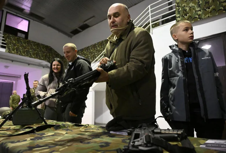 Hrvati isprobali kalašnjikove, puške i pištolje: Pogledajte kako je u vojarni 'Petar Zrinski'