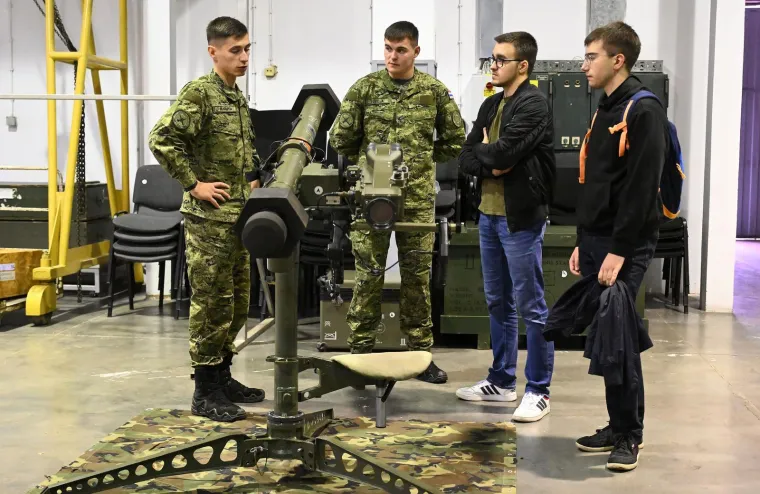 Hrvati isprobali kalašnjikove, puške i pištolje: Pogledajte kako je u vojarni 'Petar Zrinski'