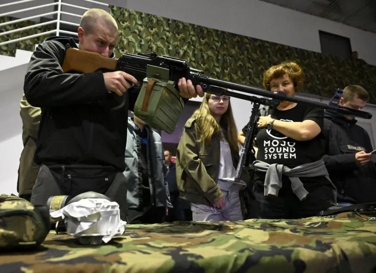 Hrvati isprobali kalašnjikove, puške i pištolje: Pogledajte kako je u vojarni 'Petar Zrinski'