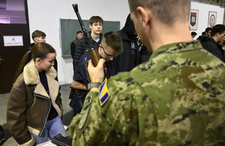 Hrvati isprobali kalašnjikove, puške i pištolje: Pogledajte kako je u vojarni 'Petar Zrinski'