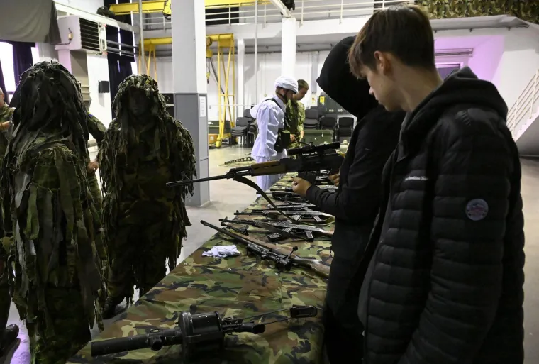 Hrvati isprobali kalašnjikove, puške i pištolje: Pogledajte kako je u vojarni 'Petar Zrinski'