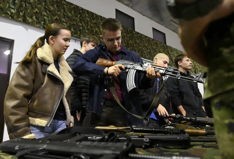 Hrvati isprobali kalašnjikove, puške i pištolje: Pogledajte kako je u vojarni 'Petar Zrinski'