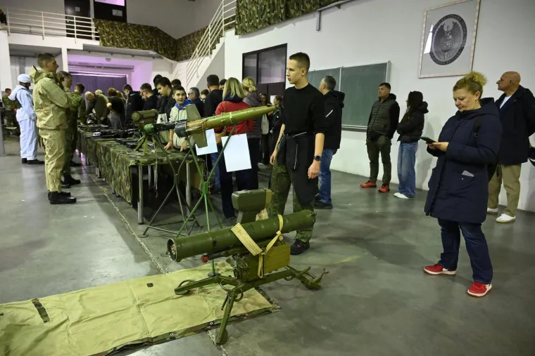 Hrvati isprobali kalašnjikove, puške i pištolje: Pogledajte kako je u vojarni 'Petar Zrinski'