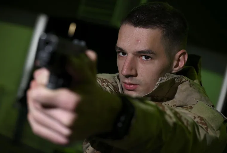 Hrvati isprobali kalašnjikove, puške i pištolje: Pogledajte kako je u vojarni 'Petar Zrinski'