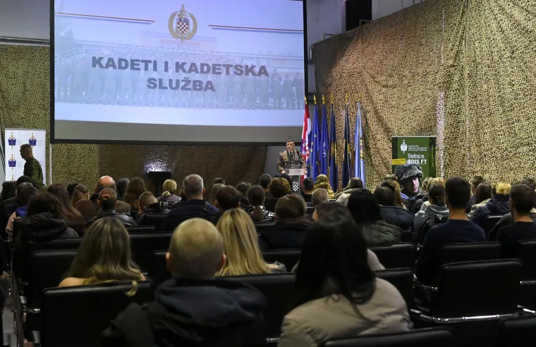 Hrvati isprobali kala&scaron;njikove, pu&scaron;ke i pi&scaron;tolje: Pogledajte kako je u vojarni 'Petar Zrinski'