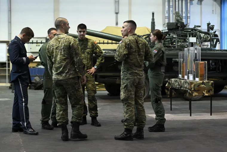 Hrvati isprobali kala&scaron;njikove, pu&scaron;ke i pi&scaron;tolje: Pogledajte kako je u vojarni 'Petar Zrinski'