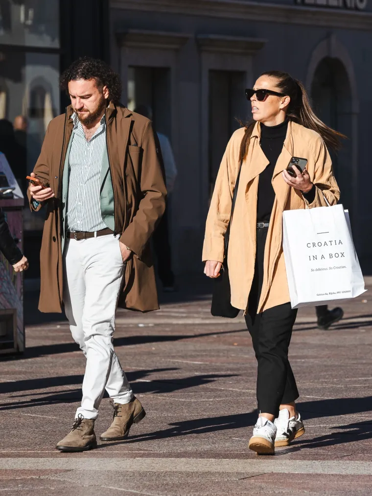 Pored prekrasnih dama, markantan muškarac plijenio je poglede